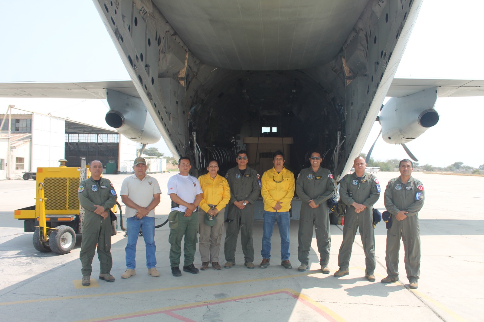 Ministerio de Defensa redobla esfuerzos para sofocar incendio forestal en Tumbes por segundo día consecutivo