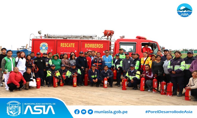 Con la finalidad de responder adecuadamente ante cualquier emergencia, se desarrolló la Capacitación en el uso, manejo de extintores y control de incendios en el estadio municipal de Capilla de Asia, donde participó el personal de la Sub Gerencia de Seguridad Ciudadana y Serenazgo, Personal Administrativo, Juntas Vecinales y Policía Nacional del Perú.
La capacitación estuvo a cargo de los hombres de rojo de la Compañía de Bomberos de Asia “Brigadier General CBP Roberto Ognio Baluarte” Nº 221, quienes dieron a conocer las técnicas de control de incendios, características del fuego, ubicación de extintores y el uso adecuado.
Esta actividad se realizó por disposición del alcalde de Asia, Isaias “Gringo” Alcántara Malásquez, con el objetivo que los serenos estén prepararon ante cualquier emergencia, garantizando una respuesta rápida y efectiva.