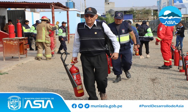 Con la finalidad de responder adecuadamente ante cualquier emergencia, se desarrolló la Capacitación en el uso, manejo de extintores y control de incendios en el estadio municipal de Capilla de Asia, donde participó el personal de la Sub Gerencia de Seguridad Ciudadana y Serenazgo, Personal Administrativo, Juntas Vecinales y Policía Nacional del Perú.
La capacitación estuvo a cargo de los hombres de rojo de la Compañía de Bomberos de Asia “Brigadier General CBP Roberto Ognio Baluarte” Nº 221, quienes dieron a conocer las técnicas de control de incendios, características del fuego, ubicación de extintores y el uso adecuado.
Esta actividad se realizó por disposición del alcalde de Asia, Isaias “Gringo” Alcántara Malásquez, con el objetivo que los serenos estén prepararon ante cualquier emergencia, garantizando una respuesta rápida y efectiva.