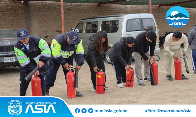 Con la finalidad de responder adecuadamente ante cualquier emergencia, se desarrolló la Capacitación en el uso, manejo de extintores y control de incendios en el estadio municipal de Capilla de Asia, donde participó el personal de la Sub Gerencia de Seguridad Ciudadana y Serenazgo, Personal Administrativo, Juntas Vecinales y Policía Nacional del Perú.
La capacitación estuvo a cargo de los hombres de rojo de la Compañía de Bomberos de Asia “Brigadier General CBP Roberto Ognio Baluarte” Nº 221, quienes dieron a conocer las técnicas de control de incendios, características del fuego, ubicación de extintores y el uso adecuado.
Esta actividad se realizó por disposición del alcalde de Asia, Isaias “Gringo” Alcántara Malásquez, con el objetivo que los serenos estén prepararon ante cualquier emergencia, garantizando una respuesta rápida y efectiva.