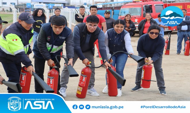Con la finalidad de responder adecuadamente ante cualquier emergencia, se desarrolló la Capacitación en el uso, manejo de extintores y control de incendios en el estadio municipal de Capilla de Asia, donde participó el personal de la Sub Gerencia de Seguridad Ciudadana y Serenazgo, Personal Administrativo, Juntas Vecinales y Policía Nacional del Perú.
La capacitación estuvo a cargo de los hombres de rojo de la Compañía de Bomberos de Asia “Brigadier General CBP Roberto Ognio Baluarte” Nº 221, quienes dieron a conocer las técnicas de control de incendios, características del fuego, ubicación de extintores y el uso adecuado.
Esta actividad se realizó por disposición del alcalde de Asia, Isaias “Gringo” Alcántara Malásquez, con el objetivo que los serenos estén prepararon ante cualquier emergencia, garantizando una respuesta rápida y efectiva.