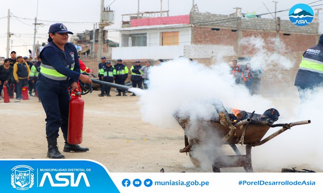 Con la finalidad de responder adecuadamente ante cualquier emergencia, se desarrolló la Capacitación en el uso, manejo de extintores y control de incendios en el estadio municipal de Capilla de Asia, donde participó el personal de la Sub Gerencia de Seguridad Ciudadana y Serenazgo, Personal Administrativo, Juntas Vecinales y Policía Nacional del Perú.
La capacitación estuvo a cargo de los hombres de rojo de la Compañía de Bomberos de Asia “Brigadier General CBP Roberto Ognio Baluarte” Nº 221, quienes dieron a conocer las técnicas de control de incendios, características del fuego, ubicación de extintores y el uso adecuado.
Esta actividad se realizó por disposición del alcalde de Asia, Isaias “Gringo” Alcántara Malásquez, con el objetivo que los serenos estén prepararon ante cualquier emergencia, garantizando una respuesta rápida y efectiva.