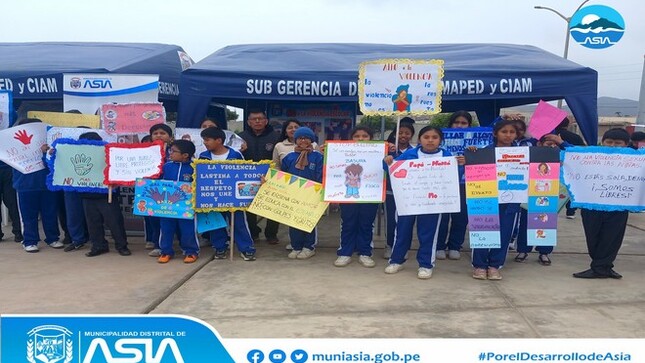 Con gran éxito se realizó la activación comunicacional “Exprésate contra la violencia” en el marco del mantenimiento de la campaña ❞¡𝗔𝗰𝘁𝘂𝗲𝗺𝗼𝘀 𝗬𝗮! 𝗦𝗮𝗹𝘃𝗲𝗺𝗼𝘀 𝗮 𝗹𝗮𝘀 𝗻𝗶𝗻̃𝗮𝘀 𝗱𝗲 𝗹𝗮 𝘃𝗶𝗼𝗹𝗲𝗻𝗰𝗶𝗮 𝘀𝗲𝘅𝘂𝗮𝗹❞,  en el Anexo Santa Cruz de Asia.
La actividad se realizó con el objetivo de impulsar en la población, sobre la prevención de la violencia sexual y su compromiso y actuación oportuna a fin de evitar consecuencias fatales o la interrupción del proyecto de vida de las niñas y adolescentes.
De esta manera, nuestro alcalde y presidente de la Instancia Distrital de Concertación para la Prevención, Sanción y Erradicación de la Violencia Contra las Mujeres e Integración del Grupo Familiar, Isaias Alcántara Malásquez, continúa trabajando para prevenir y evitar toda violencia contra las niñas y adolescentes.
