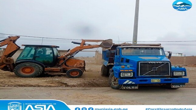 La Municipalidad Distrital de Asia que lidera el alcalde Isaias Alcántara Malasquez, a través de la Sub Gerencia de Transporte continúa realizando el recojo de desmonte y basura en los espacios públicos, utilizando un cargador frontal y volquete.
Desde la Municipalidad Distrital, hacemos un llamado a la población que no arroje basura y desmote en la vía pública y a su vez que no coloquen sus materiales de construcción en la calle, ya que  es responsabilidad de todos mantener limpia y ordenada nuestro distrito.
 #MunicipalidadDistritalDeAsia
#PorelDesarrollodeAsia
#IsaiasAlcantaraAlcaldedeAsia

