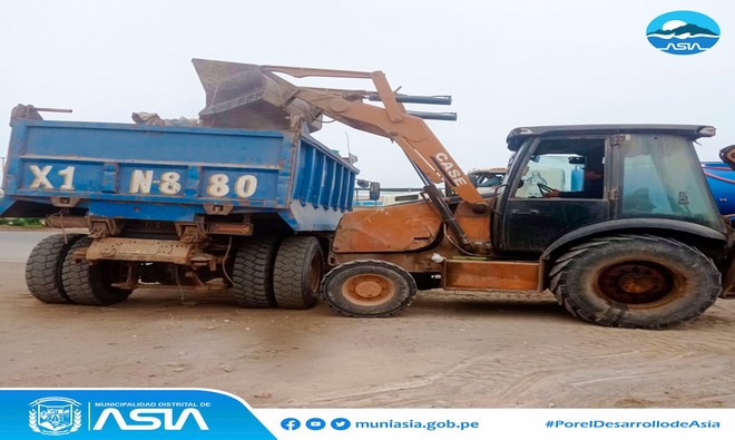 La Municipalidad Distrital de Asia que lidera el alcalde Isaias Alcántara Malasquez, a través de la Sub Gerencia de Transporte continúa realizando el recojo de desmonte y basura en los espacios públicos, utilizando un cargador frontal y volquete.
Desde la Municipalidad Distrital, hacemos un llamado a la población que no arroje basura y desmote en la vía pública y a su vez que no coloquen sus materiales de construcción en la calle, ya que es responsabilidad de todos mantener limpia y ordenada nuestro distrito.
#MunicipalidadDistritalDeAsia
#PorelDesarrollodeAsia
#IsaiasAlcantaraAlcaldedeAsia