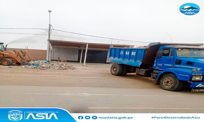 La Municipalidad Distrital de Asia que lidera el alcalde Isaias Alcántara Malasquez, a través de la Sub Gerencia de Transporte continúa realizando el recojo de desmonte y basura en los espacios públicos, utilizando un cargador frontal y volquete.
Desde la Municipalidad Distrital, hacemos un llamado a la población que no arroje basura y desmote en la vía pública y a su vez que no coloquen sus materiales de construcción en la calle, ya que es responsabilidad de todos mantener limpia y ordenada nuestro distrito.
#MunicipalidadDistritalDeAsia
#PorelDesarrollodeAsia
#IsaiasAlcantaraAlcaldedeAsia