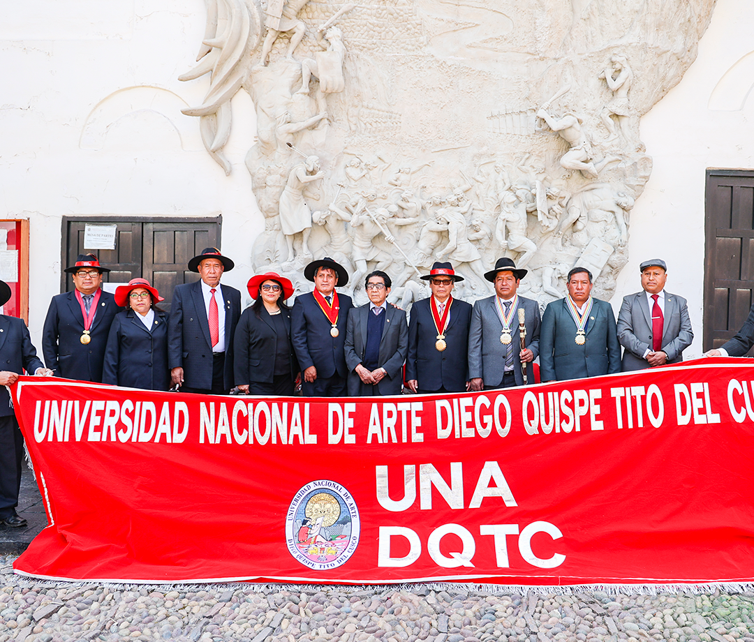 Autoridades universitarias de municipales portando la banderola de la UNADQTC