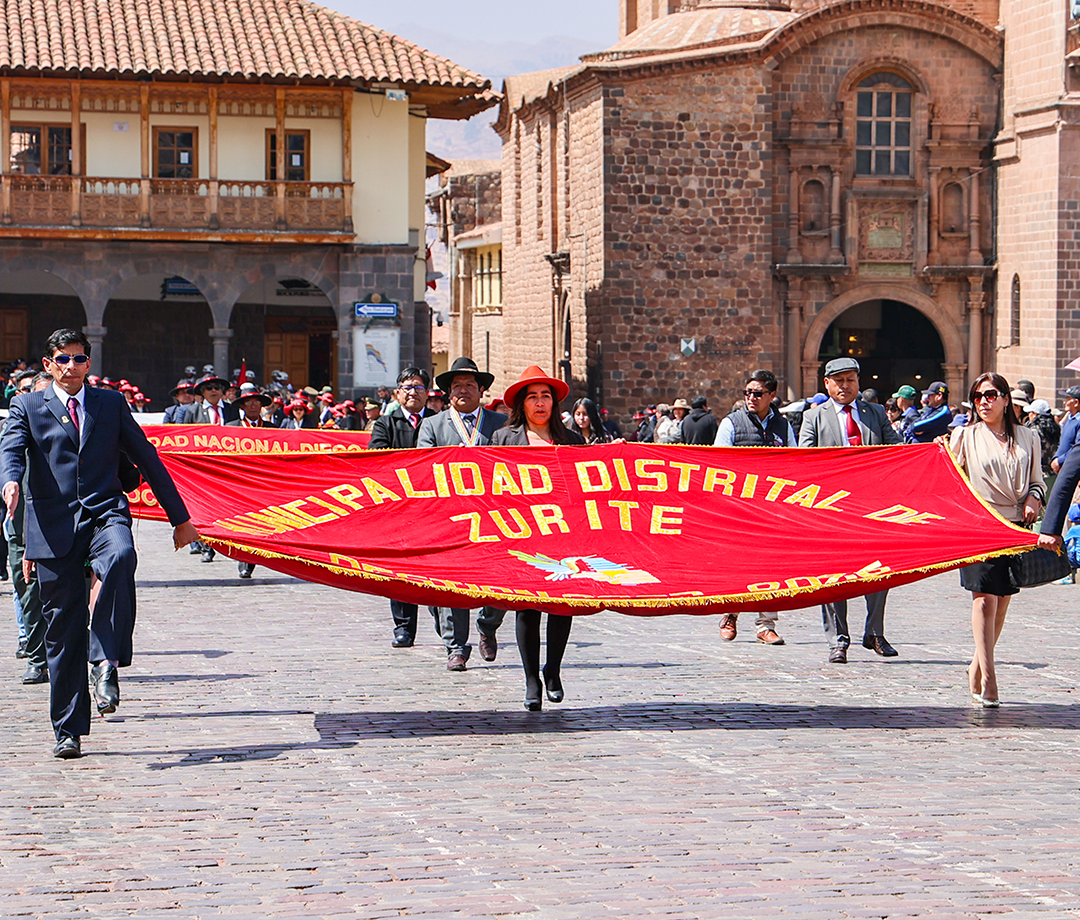 Municipalidad de Zurite realiza su paso en la Plaza Mayor del Cusco