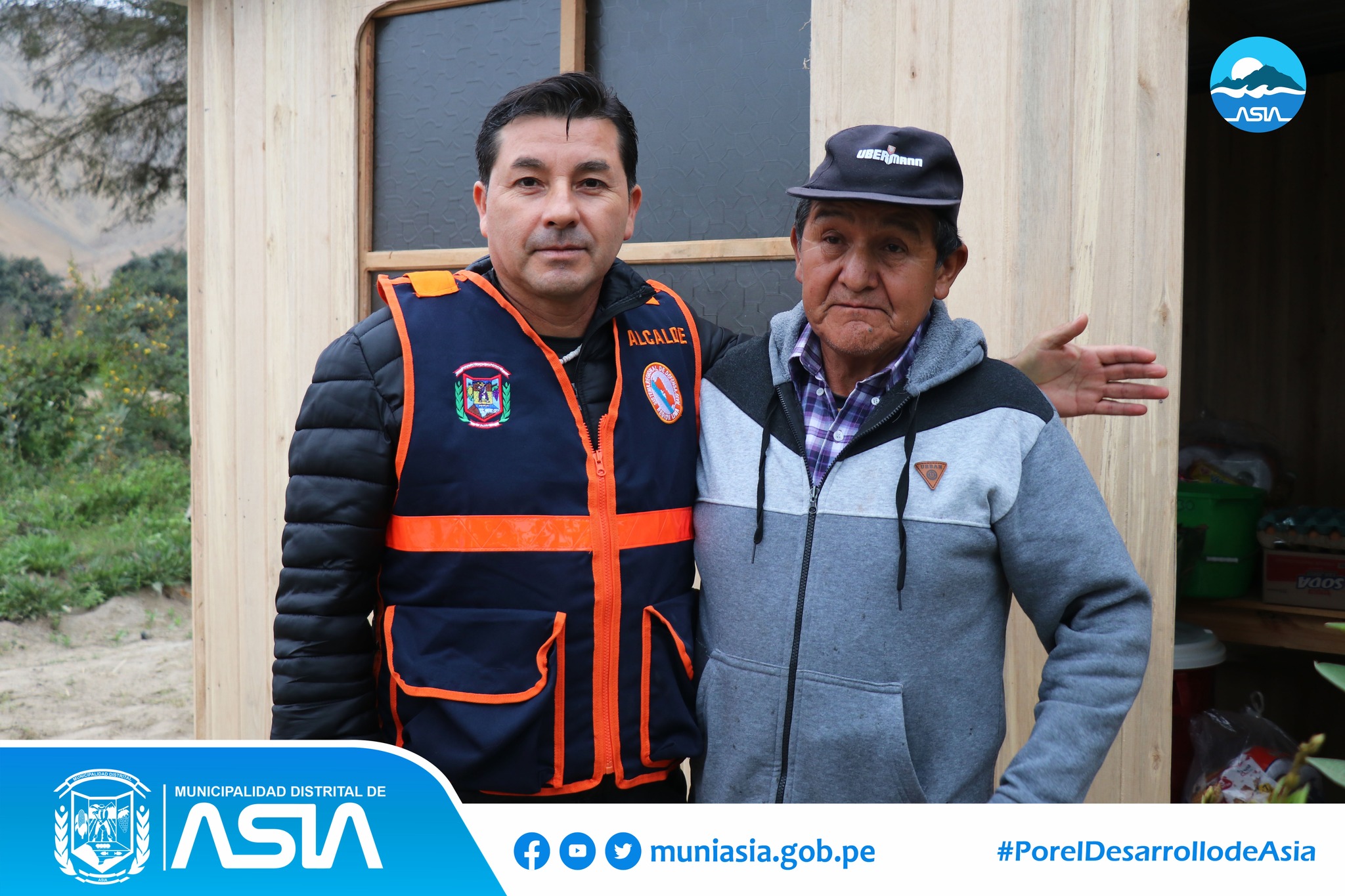 En un emotivo gesto de solidaridad y apoyo, el alcalde Isaias Alcántara Malásquez, entregó ayuda humanitaria a Don Julio Barazorda Pariona, adulto mayor de 70 años, vecino del Anexo La Esquina.
La ayuda consistió en la entrega de una casa prefabricada, baldes, tacho de plástico y ollas; además de víveres de primera necesidad para su bienestar diario. Este acto representa el compromiso de la actual gestión del alcalde Isaias Alcántara con la asistencia humanitaria y el apoyo a los más necesitados de nuestro distrito.