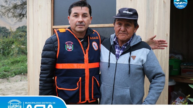 En un emotivo gesto de solidaridad y apoyo, el alcalde Isaias Alcántara Malásquez, entregó ayuda humanitaria a Don Julio Barazorda Pariona, adulto mayor de 70 años, vecino del Anexo La Esquina.
La ayuda consistió en la entrega de una casa prefabricada, baldes, tacho de plástico y ollas; además de víveres de primera necesidad para su bienestar diario. Este acto representa el compromiso de la actual gestión del alcalde Isaias Alcántara con la asistencia humanitaria y el apoyo a los más necesitados de nuestro distrito.