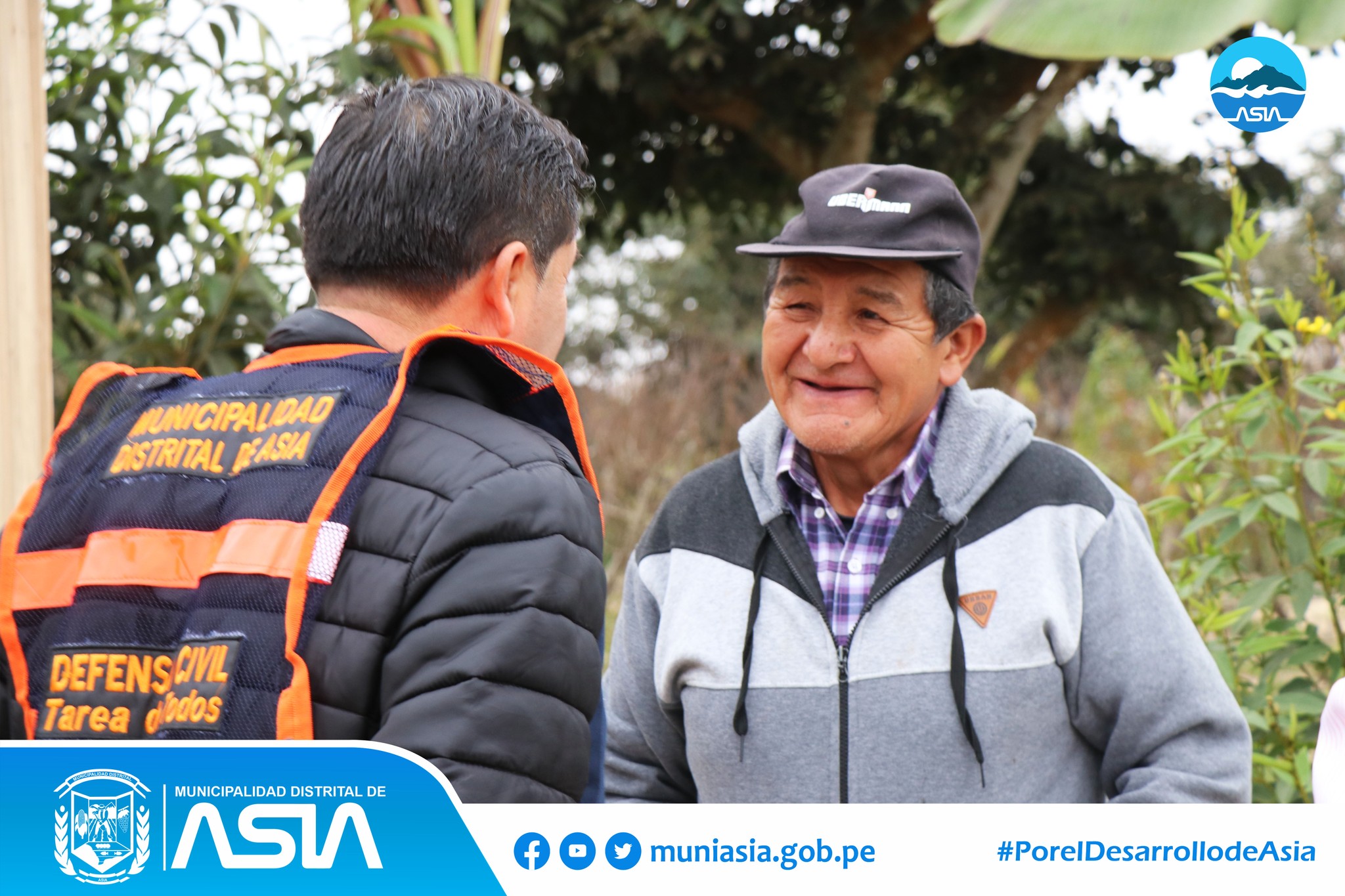 En un emotivo gesto de solidaridad y apoyo, el alcalde Isaias Alcántara Malásquez, entregó ayuda humanitaria a Don Julio Barazorda Pariona, adulto mayor de 70 años, vecino del Anexo La Esquina.
La ayuda consistió en la entrega de una casa prefabricada, baldes, tacho de plástico y ollas; además de víveres de primera necesidad para su bienestar diario. Este acto representa el compromiso de la actual gestión del alcalde Isaias Alcántara con la asistencia humanitaria y el apoyo a los más necesitados de nuestro distrito.