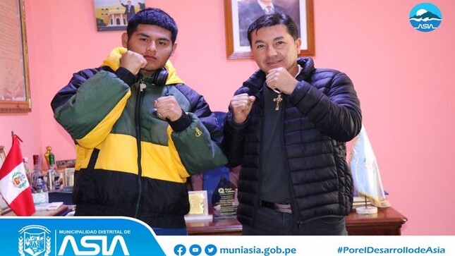Nuestro joven deportista, Hanuman Villalobos Flores, que forma parte de la Escuela Municipal de Boxeo de Asia partió rumbo a Chile para afrontar el 𝘾𝙖𝙢𝙥𝙚𝙤𝙣𝙖𝙩𝙤 𝙄𝙣𝙩𝙚𝙧𝙣𝙖𝙘𝙞𝙤𝙣𝙖𝙡 𝙙𝙚 𝘽𝙤𝙭𝙚𝙤 𝘼𝙢𝙖𝙩𝙚𝙪𝙧, el cual se llevará a cabo el sábado 7 de setiembre en el Complejo Deportivo Parque Esmeralda Sector Alto de Copiapó - Chile.
Nuestro Alcalde Isaias Alcántara Malasquez y el Concejo Municipal de Asia les envían un gran saludo y el mayor de los deseos en esta competencia internacional. Asimismo nuestra autoridad edil reafirma el compromiso de seguir impulsando el deporte y apoyando a todos los jóvenes asianos. 
¡Vamos Hanuman! ¡Vamos por esa medalla!