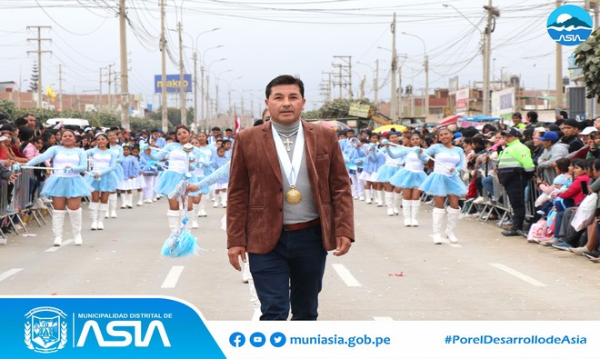 Nuestro alcalde Isaías Antonio Alcántara Malásquez, participó en el desfile cívico escolar por los 468º Aniversario de Fundación Española de la Villa de Santa María de Cañete, además encabezó el desfile de la delegación de la I.E.P Nº20125 Nuestra Señora del Rosario y de la I.E.P Nº20123 Capilla de Asia.
Asimismo, nuestra primera autoridad edil otorgó una moción saludo y un presente al burgomaestre provincial, José Alcántara Malásquez, expresándole los mayores deseos de éxitos en su actual gestión municipal.