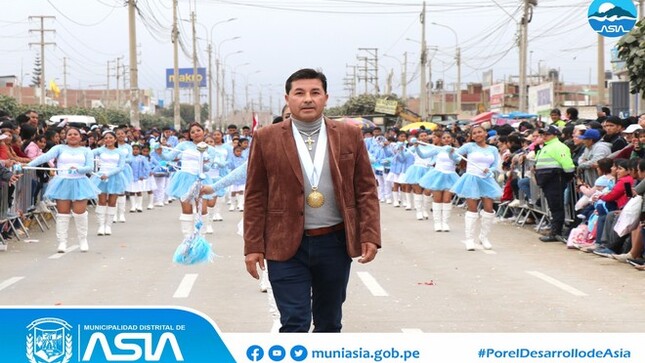 Nuestro alcalde Isaías Antonio Alcántara Malásquez, participó en el desfile cívico escolar por los 468º Aniversario de Fundación Española de la Villa de Santa María de Cañete, además encabezó el desfile de la delegación de la I.E.P Nº20125 Nuestra Señora del Rosario y de la I.E.P Nº20123 Capilla de Asia.
Asimismo, nuestra primera autoridad edil otorgó una moción saludo y un presente al burgomaestre provincial, José Alcántara Malásquez, expresándole los mayores deseos de éxitos en su actual gestión municipal.