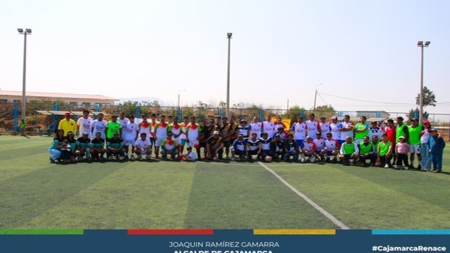 🏙️ La Municipalidad Provincial de Cajamarca, a través de la subgerencia de Educación, Recreación y Deporte, inauguró el primer campeonato deportivo "Copa alcaldes vecinales".
🤝 Este campeonato, realizado en alianza con los alcaldes vecinales, tendrá una duración de dos meses y tiene como objetivo trabajar en beneficio de la salud de los deportistas cajamarquinos, así como integrar a todos los sectores que conforman el distrito de Cajamarca. Esta iniciativa busca promover la actividad física, la interacción comunitaria y el bienestar general en la población.