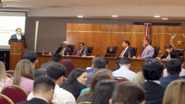 Vicepresidente del TC Helder Domínguez y el director general del CEC César Ochoa explican en Paraguay el proceso constitucional del Perú