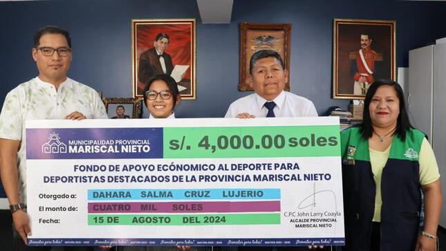El alcalde provincial John Larry Coayla realizó la entrega de apoyo económico de S/ 4 000.00 soles a Salma Dahara Cruz Lujerio destacada deportista en la disciplina de Tenis de Mesa que participará en el Internacional Table Tennis Federation Pan American Youth Champ U11&U13.