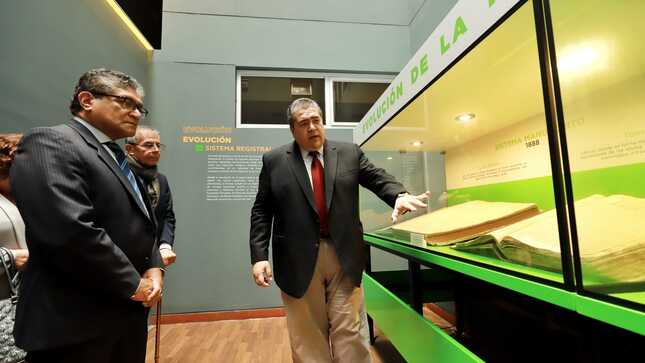 Foto de Superintendente nacional de los registros públicos muestra archivos de la Sunarp a funcionarios de la UNESCO