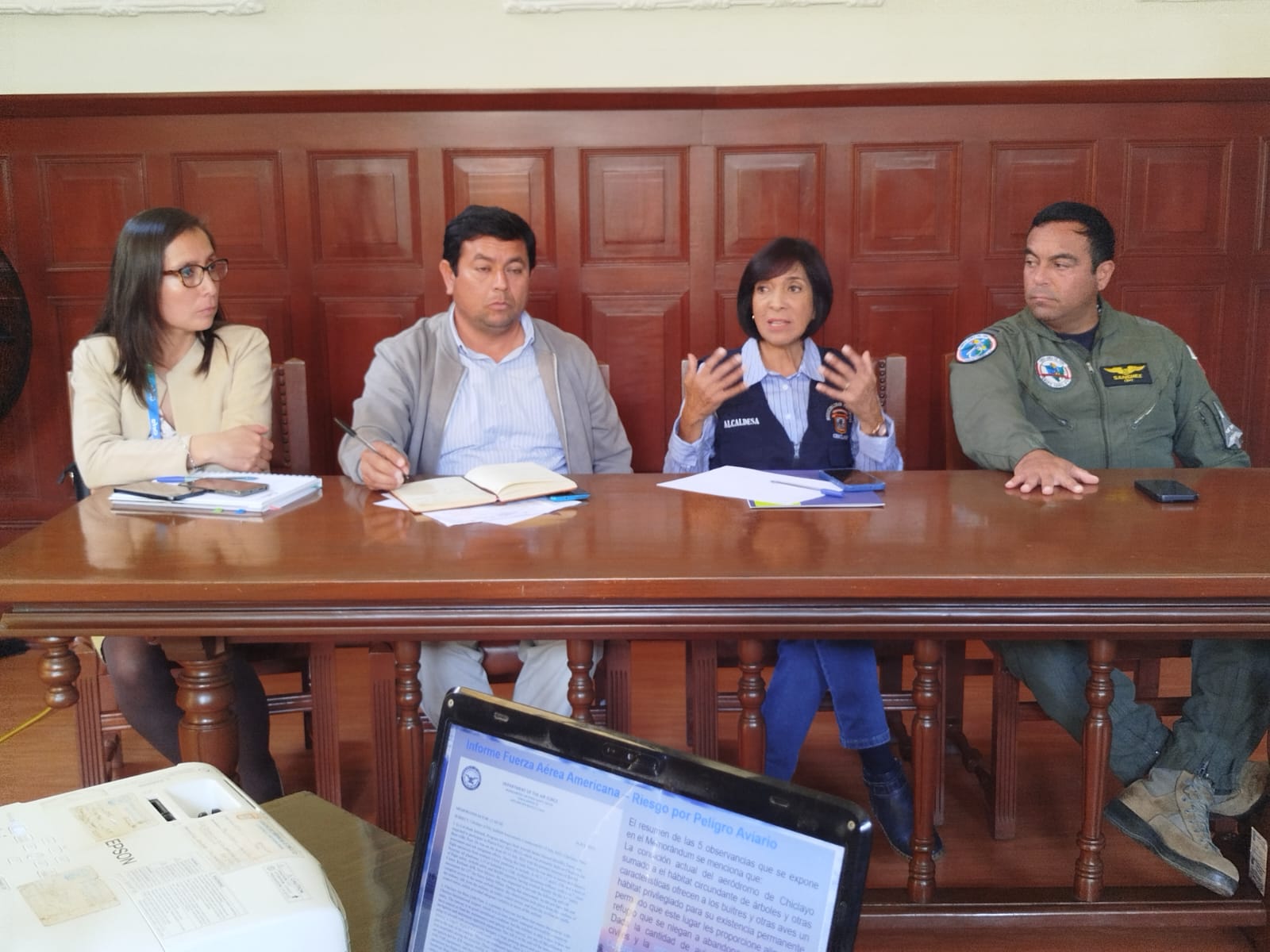 rEUNIÓN POR TEMAS ECOLÓGICOS EN EL AEROPUERTO