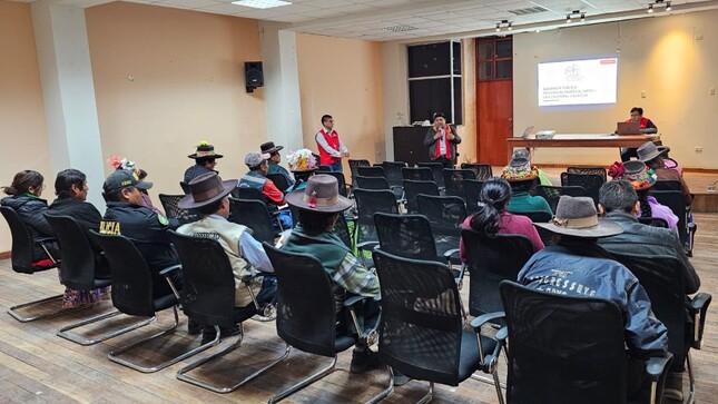 Moquegua.- Durante la Audiencia Pública "La Contraloría Te Escucha", pobladores de San Cristóbal Calacoa reclamaron mejoras en los servicios públicos que brinda el Estado.