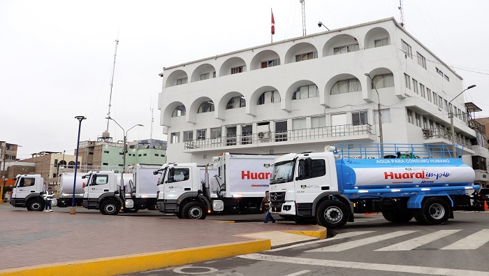 Alcalde Fernando Cárdenas entrega modernas compactadoras y cisternas al servicio de la población Huaralina