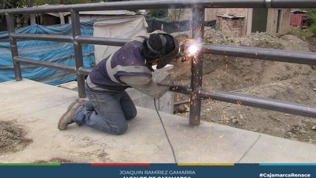 🏛La Municipalidad Provincial de Cajamarca informa a la ciudadanía sobre el estado actual del puente Bella Unión. Los trabajos presentan un avance significativo del 97.5%.
🌉 En esta fase final, se lleva a cabo la instalación de barandas de seguridad, un paso crucial para garantizar la transitabilidad segura de los vecinos y evitar accidentes. Una vez concluida esta etapa, el puente Bella Unión estará listo para su uso y beneficiará a la comunidad con una mejor conectividad y accesibilidad a la zona.