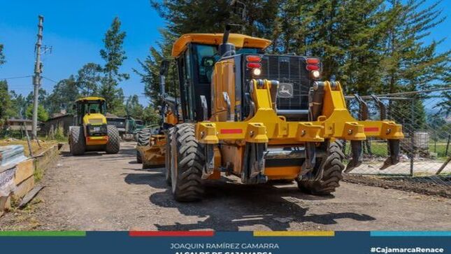🏦La Municipalidad Provincial de Cajamarca, inició el mantenimiento de 3 kilómetros de vías en el sector Tartar Grande, con el objetivo de garantizar una transitabilidad segura para los ciudadanos.
🤝Este esfuerzo forma parte de un plan integral de mejoramiento de la infraestructura vial de la ciudad. Para llevar a cabo estas labores, la MPC ha puesto a disposición un moderno pool de maquinaria que permitirá realizar tareas de nivelación, compactación y afirmado de la superficie de los caminos. Estas acciones tienen como finalidad reducir el polvo que afecta a la población y asegurar un tránsito vehicular más fluido y seguro.
✅La Municipalidad Provincial de Cajamarca reafirma su compromiso de trabajar de manera continua por el bienestar de todos los sectores de la ciudad, priorizando la ejecución de obras que tengan un impacto positivo en la población cajamarquina.