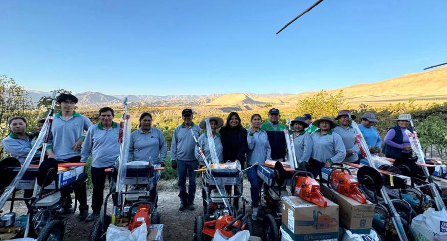 La Municipalidad Provincial de Mariscal Nieto, a través de la Oficina del PROCOMPITE, entregó bienes a la Asociación de Agricultores Cambrune Segunda Etapa, como parte del plan de negocio “Mejoramiento de la producción de palta a través de la innovación tecnológica” en el distrito de San Antonio.