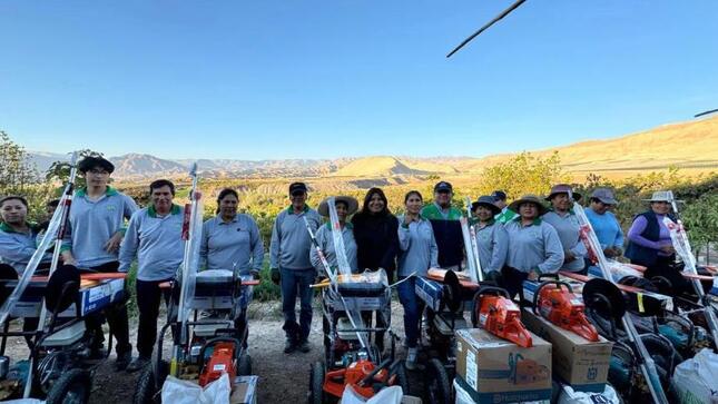 La Municipalidad Provincial de Mariscal Nieto, a través de la Oficina del PROCOMPITE, entregó bienes a la Asociación de Agricultores Cambrune Segunda Etapa, como parte del plan de negocio “Mejoramiento de la producción de palta a través de la innovación tecnológica” en el distrito de San Antonio. 