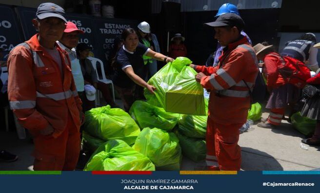 💼 La Gerencia de Desarrollo Ambiental de la Municipalidad Provincial de Cajamarca, a través de la Subgerencia de Gestión Integral de Residuos Sólidos, realizó la entrega de Equipos de Protección Personal a más de 300 colaboradores del área de Limpieza Pública.
🚧 La entrega se llevó a cabo en las instalaciones de Limpieza Pública, ubicadas en La Colmena, y contó con la participación del Gerente de Desarrollo Ambiental, Pedro Injante Silva; la Subgerente de Gestión Integral de Residuos Sólidos, Jessica Lau Zamora; la directora general de la Oficina General de Gestión de Recursos Humanos, Carmen Ruth Hurtado Ramos; y representantes del Comité de Seguridad y Salud de la MPC.
💪 Entre los equipos entregados se incluyen botas, zapatos de seguridad, camisas, cascos, chalecos, guantes, lentes, pantalones, polos, sombreros, bloqueadores solares, mochilas y mascarillas, entre otros.
🌟 Este acto refuerza el compromiso de la MPC con el cumplimiento de la Ley de Seguridad y Salud en el Trabajo N° 29783. En ese sentido, el Comité de Seguridad y Salud en el Trabajo de la MPC realizó capacitaciones para asegurar el correcto uso de los EPP entregados.
📢 La Municipalidad Provincial de Cajamarca reafirma su compromiso en mejorar las condiciones laborales de su personal, promoviendo un ambiente seguro y saludable para todos.