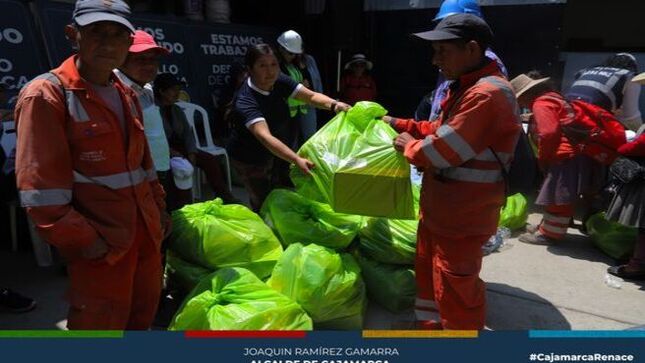 💼 La Gerencia de Desarrollo Ambiental de la Municipalidad Provincial de Cajamarca, a través de la Subgerencia de Gestión Integral de Residuos Sólidos, realizó la entrega de Equipos de Protección Personal a más de 300 colaboradores del área de Limpieza Pública.
🚧 La entrega se llevó a cabo en las instalaciones de Limpieza Pública, ubicadas en La Colmena, y contó con la participación del Gerente de Desarrollo Ambiental, Pedro Injante Silva; la Subgerente de Gestión Integral de Residuos Sólidos, Jessica Lau Zamora; la directora general de la Oficina General de Gestión de Recursos Humanos, Carmen Ruth Hurtado Ramos; y representantes del Comité de Seguridad y Salud de la MPC.
💪 Entre los equipos entregados se incluyen botas, zapatos de seguridad, camisas, cascos, chalecos, guantes, lentes, pantalones, polos, sombreros, bloqueadores solares, mochilas y mascarillas, entre otros.
🌟 Este acto refuerza el compromiso de la MPC con el cumplimiento de la Ley de Seguridad y Salud en el Trabajo N° 29783. En ese sentido, el Comité de Seguridad y Salud en el Trabajo de la MPC realizó capacitaciones para asegurar el correcto uso de los EPP entregados.
📢 La Municipalidad Provincial de Cajamarca reafirma su compromiso en mejorar las condiciones laborales de su personal, promoviendo un ambiente seguro y saludable para todos.