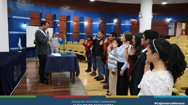 🌟La Municipalidad Provincial de Cajamarca juramentó al nuevo Consejo de Coordinación Local Provincial (CCLP). Este órgano tiene como objetivo impulsar proyectos de pequeña escala en los diversos distritos y comunidades de la provincia, con el fin de promover el desarrollo local en las zonas más necesitadas.
💫 El CCLP trabajará en el marco del presupuesto participativo, un instrumento clave que permitirá la ejecución de obras y mejoras en sectores prioritarios. Esta conformación es de gran importancia para Cajamarca, ya que permitirá generar proyectos de desarrollo en cada distrito y comunidad. El Consejo tiene un mandato de dos años, durante los cuales se espera que jueguen un rol vital en el impulso del desarrollo político, social y económico.
🤝 La subgerente de Participación Vecinal y Registro Civil, Elvira Taculí Vergara, resaltó la relevancia de este consejo y convocó a todos los sectores de la sociedad a involucrarse en el proceso. Con esta conformación, Cajamarca busca avanzar en su desarrollo integral, fomentando la participación de los actores locales en la toma de decisiones y la gestión de recursos para proyectos que mejoren la calidad de vida de los ciudadanos.