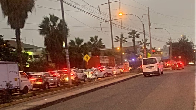 problema que representa la presencia de un semáforo malogrado en el referido punto se suma el mal estado de las pistas, situación que no es ajena a los que se registra en otros puntos de la avenida Universitaria, la misma que une a varios distritos de Lima