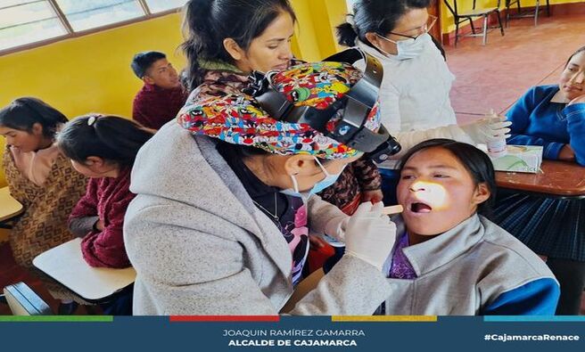 🏛La Municipalidad Provincial de Cajamarca, a través de la Subgerencia de Salud, llevó a cabo una charla preventiva enfocada en la salud bucal y la técnica adecuada de cepillado.
👩🏫 Más de 200 estudiantes de la I.E. Alfonso Ugarte en Combayo recibieron instrucción sobre el cuidado dental, subrayando la importancia de mantener una higiene adecuada y realizar controles periódicos.
🏫 Estas iniciativas se implementan de forma continua en escuelas y comunidades, con el fin de concientizar a la población sobre la relevancia de la higiene bucal.