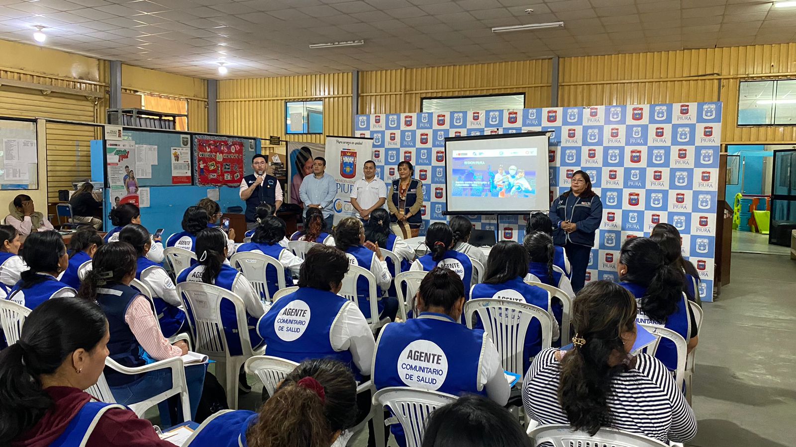 La capacitación estuvo a cargo del coordinador regional de la estrategia, Lic. Alex Jibaja López, quien abordó temas relacionados con el barrido de vacunación