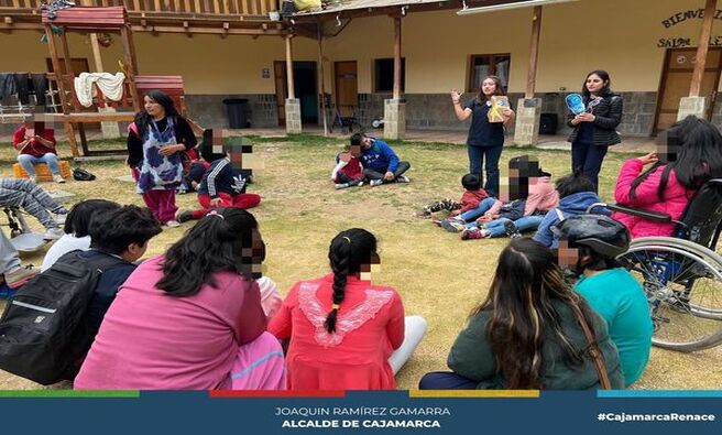🍀 El Centro Médico Municipal de la Subgerencia de Salud a través del área de psicología, organizó un taller de psicomotricidad dirigido a niñas con diversas discapacidades. El objetivo principal de este taller fue desarrollar habilidades motoras y sensoriales esenciales, adaptando las actividades a las necesidades específicas de cada participante.
🌟 La iniciativa busca fortalecer las conexiones neuromotoras de las niñas y mejorar su autonomía en las actividades de la vida diaria. Además, el taller brindó un espacio seguro y lúdico donde las participantes pudieron explorar y confiar en sus propias capacidades.