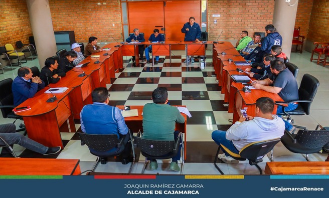 🙂 La Municipalidad Provincial de Cajamarca, a través de la Gerencia de Desarrollo Económico, y con la presencia de los alcaldes vecinales, organizó un encuentro con la Asociación de Comerciantes Expendedores de Cítricos y la Asociación de Emolienteros.
🤝 El objetivo de esta reunión fue abordar temas relacionados con la formalización, ubicación, organización y problemáticas que enfrentan los comerciantes, con la intención de ofrecer soluciones inmediatas que satisfagan las necesidades de los cajamarquinos dedicados a este sector.
👏 Durante el encuentro, el gerente de Desarrollo Económico, Luis Licera Castañeda, expresó su agradecimiento por el compromiso mostrado por los comerciantes y enfatizó que cuentan con el apoyo de la municipalidad para facilitar el proceso de formalización, generando un trabajo conjunto, de manera ordenada y coordinada entre la municipalidad, los alcaldes vecinales y las asociaciones.