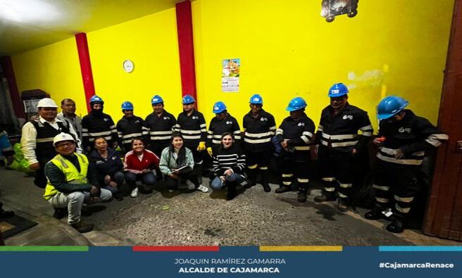 β
La Gerencia de Desarrollo Ambiental de la Municipalidad Provincial de Cajamarca, continΓΊa fortaleciendo la seguridad de sus trabajadores con la entrega de Equipos de ProtecciΓ³n Personal, a quienes laboran en el turno de noche del servicio de limpieza pΓΊblica.
βEsta acciΓ³n tiene como objetivo mejorar las condiciones laborales y garantizar la protecciΓ³n de los trabajadores que, dΓa a dΓa, contribuyen a mantener la ciudad limpia y ordenada. Asimismo, la MPC reafirma su compromiso con el bienestar de sus trabajadores, quienes desempeΓ±an una labor crucial para la salud y el cuidado del ambiente.