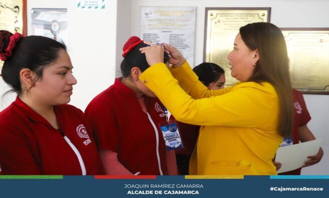 ๐ Esta maรฑana, la Gerencia de Desarrollo Ambiental, junto a la Subgerencia de Gestiรณn Ambiental y el Programa Municipal Educca, llevaron a cabo la juramentaciรณn de 130 promotores ambientales juveniles del Instituto Superior Normedic. Este grupo de jรณvenes se compromete a contribuir activamente en la protecciรณn del medio ambiente y en la promociรณn de prรกcticas sostenibles en la comunidad.
๐ En el evento, se contรณ con la presencia de destacadas autoridades locales, entre ellas la Mg. Julia Guerrero Suรกrez, regidora y presidenta de la Comisiรณn de Medio Ambiente, Eliza Chรกvez Veintimilla, regidora, y la Lic. Patricia Correa Briones, subgerente de Gestiรณn Ambiental. Tambiรฉn estuvieron presentes el director del Instituto Superior Normedic, รscar Silva Rojas, y el coordinador acadรฉmico, Luis Bazauri Martos.
๐จ Despuรฉs de la tradicional juramentaciรณn, los estudiantes presentaron diversos nรบmeros artรญsticos, destacรกndose en especial el talento para el canto, demostrando no solo su compromiso con el medio ambiente, sino tambiรฉn su destreza artรญstica.
๐ Esta iniciativa es parte de los esfuerzos de la Municipalidad Provincial de Cajamarca por fomentar la participaciรณn juvenil en la gestiรณn ambiental, buscando sensibilizar y educar a las nuevas generaciones sobre la importancia de cuidar nuestro entorno.