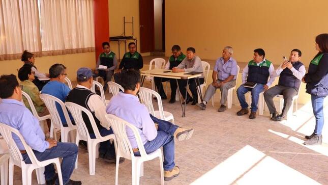 El alcalde provincial de Mariscal Nieto, John Larry Coayla, reafirmó su compromiso con el desarrollo agrícola local, escuchando atentamente las inquietudes y necesidades del sector. 