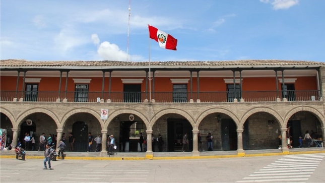 Ayacucho.- La Contraloría General alertó a la Corte Superior de Justicia de Ayacucho que incumplió con la inscripción en el Registro Nacional de Sanciones contra servidores civiles en el plazo establecido en el reglamento del decreto legislativo n.º 1295, lo que permitió que servidores inhabilitados continúen prestando servicios o contratando con el Estado.
