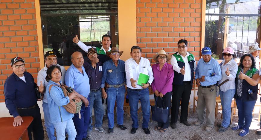 El alcalde provincial de Mariscal Nieto, John Larry Coayla, junto al equipo técnico de la Municipalidad Provincial, se reunió esta mañana con los pobladores del Valle de Moquegua, 
