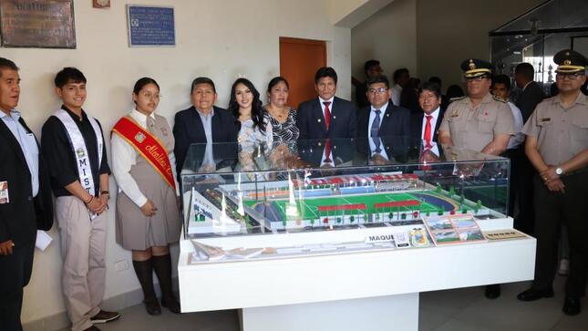 Durante la ceremonia solemne por el 199° aniversario de la Institución Educativa Emblemática Simón Bolívar, el alcalde provincial de Mariscal Nieto, John Larry Coayla, anunció la ejecución del proyecto de remodelación del Estadio Luis Vílchez Baldeón. 