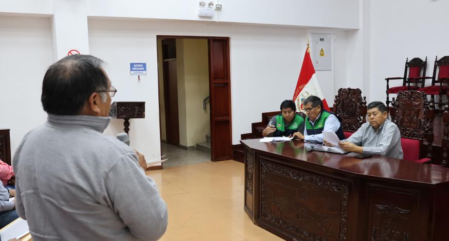 El Alcalde Provincial de Mariscal Nieto, John Larry Coayla, junto al Gerente Municipal, Carlos Alberto Ponce Zambrano, y el subgerente de Transportes y Seguridad Vial, Oscar Condori Delgado, sostuvo una reunión con la Comisión Consultiva de Empresas, Comités y Asociaciones de Taxis.