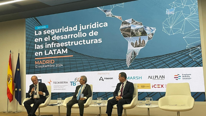 La Embajada del Perú en España participa en foro internacional sobre la seguridad jurídica en inversiones de infraestructura en Latinoaméric