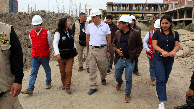 Lambayeque. – Durante dos días de visita a la región, el contralor general César Aguilar Surichaqui llevó a cabo una exhaustiva supervisión de las obras públicas en Lambayeque, donde se evidenció serias deficiencias, retrasos y paralizaciones que afectan importantes proyectos de educación, infraestructura vial y saneamiento, lo que genera malestar en la ciudadanía.