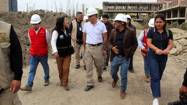 Lambayeque. – Durante dos días de visita a la región, el contralor general César Aguilar Surichaqui llevó a cabo una exhaustiva supervisión de las obras públicas en Lambayeque, donde se evidenció serias deficiencias, retrasos y paralizaciones que afectan importantes proyectos de educación, infraestructura vial y saneamiento, lo que genera malestar en la ciudadanía.