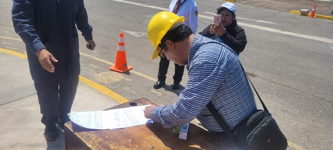 Firma de acta por el Sr. Alcalde Prudencio Loza
