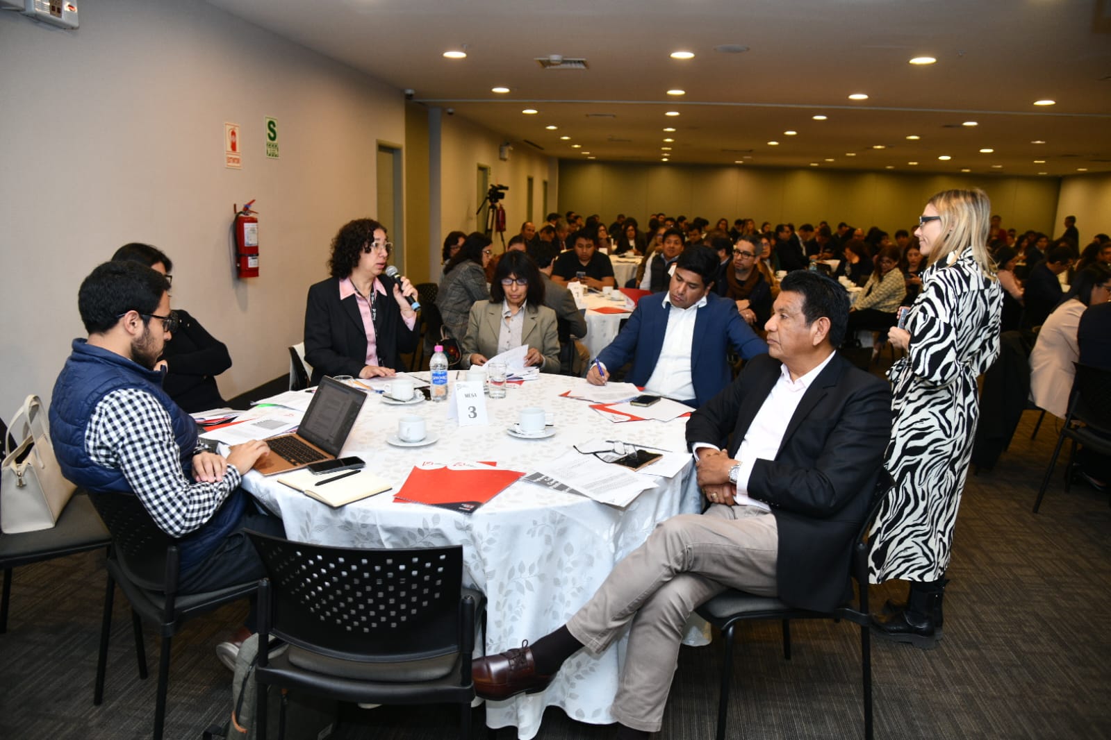 Expositora dialogando con los participantes de una mesa