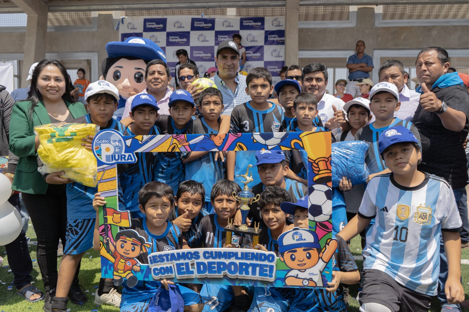 Gobernador inaugura polideportivo Los Claveles y anuncia que se vienen muchos más